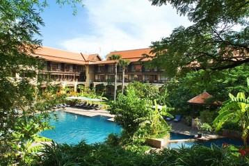 victoria_angkor_pool.jpg